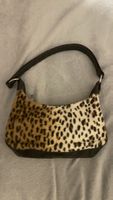 Schultertasche mit Leo-Muster 