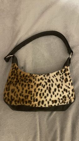 Schultertasche mit Leo-Muster 