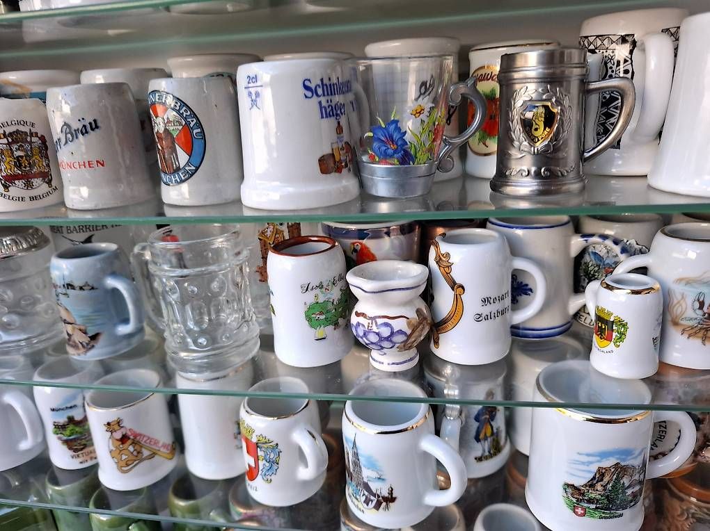 Vetrine: Mini Bier Krug Bierhumpen Sammlung mit Vitrine – Usato da Mühlehorn venduto da Flohmarkt-Walensee 4