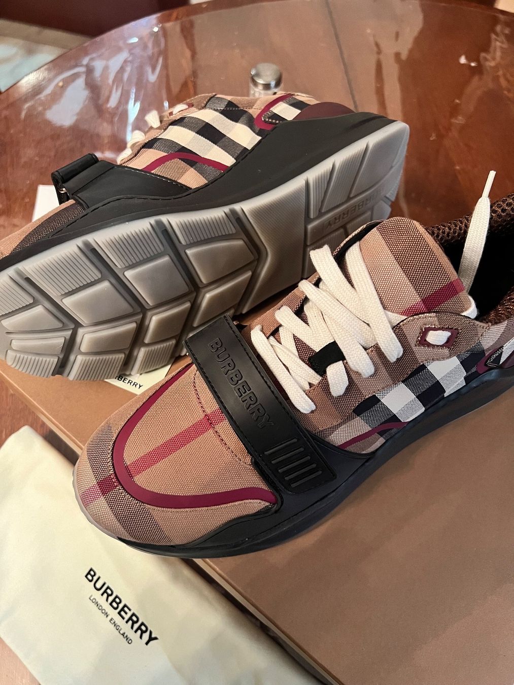 Burberry Herrenschuhe: Chaussures Burberry taille 44 – Neu und originalverpackt aus Monthey von Joseph-29 3