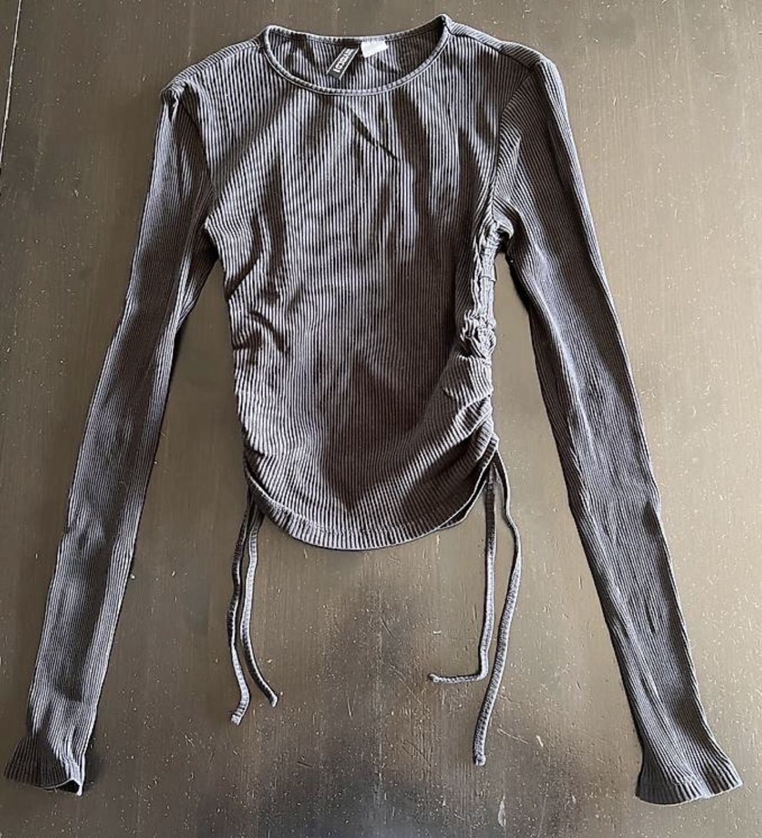 H&M Tops: Schwarzes Langarmshirt – D'occasion à Zürich par man_nq66 1