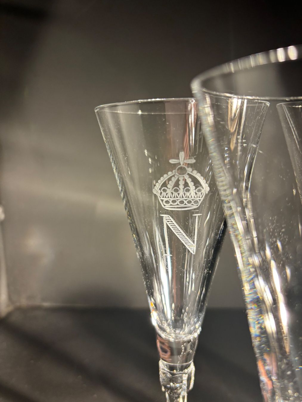 Zwiesel Bicchieri: 4 edle Champagnerflöten, Schott Zwiesel mit Monogramm &Krone – Usato da Bettwiesen venduto da Raisa1973 2