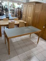 Schöner schlichter Esstisch aus Holz