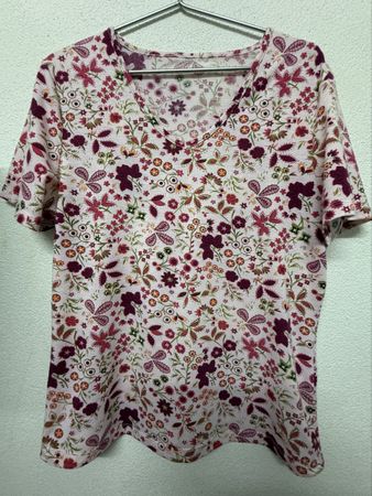 Damen T-Shirt Blumenmuster Grösse S neu