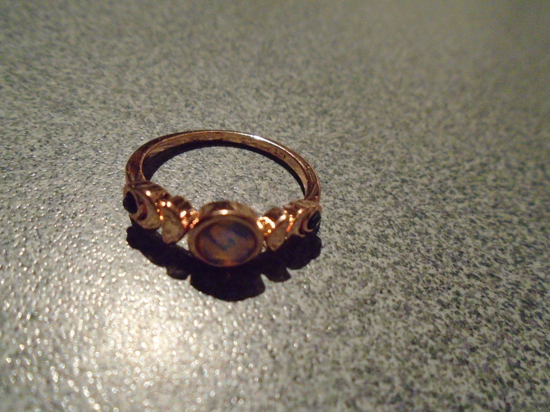 Anelli: Ring Size 9, goldfarbig, hellblauer runder Stein, schwarze S – Nuovo e nell'imballaggio originale da Zürich venduto da abraxas1291 1