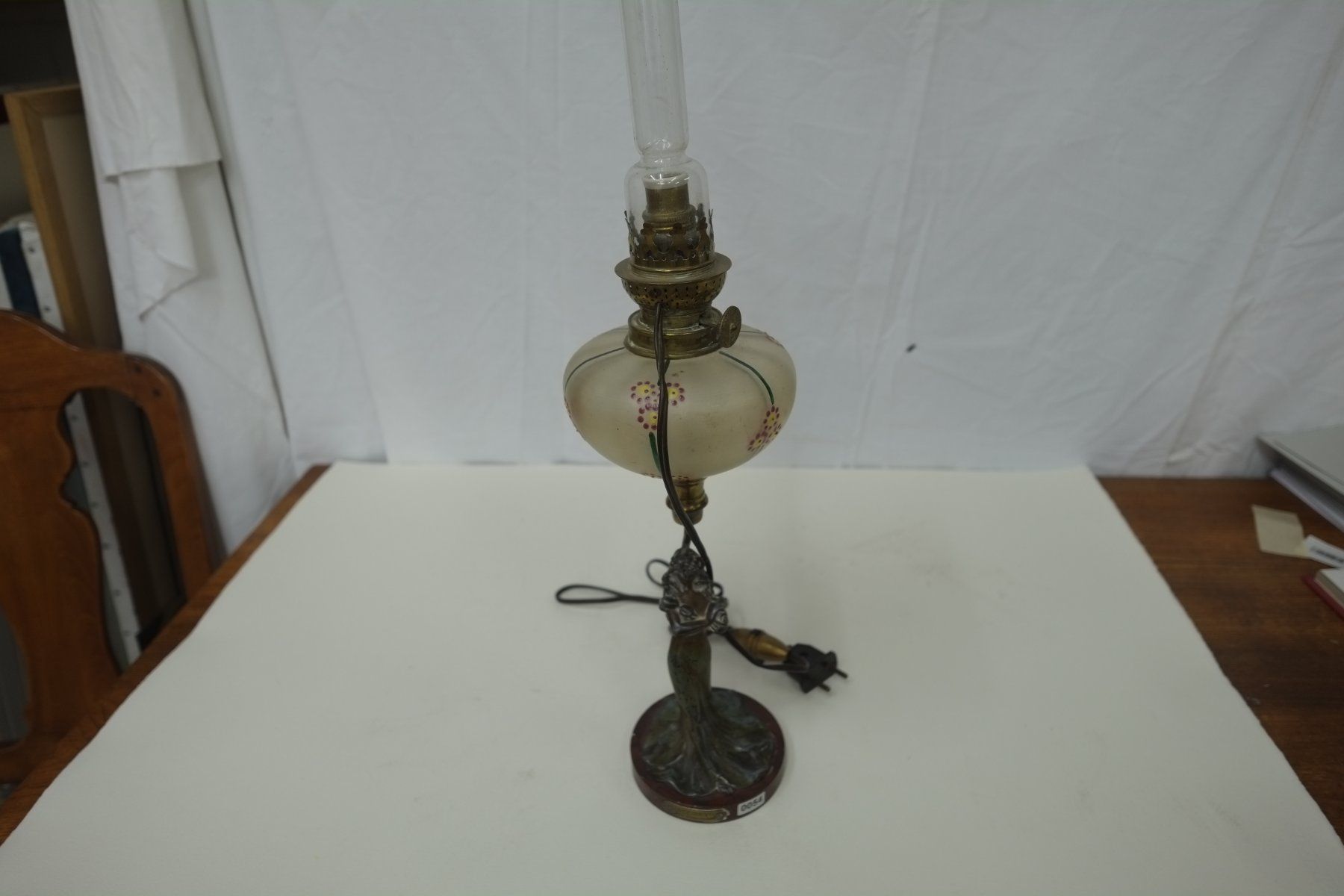 Figuren: Lampe avec statuette – Gebraucht aus Puidoux von tasbiencompris