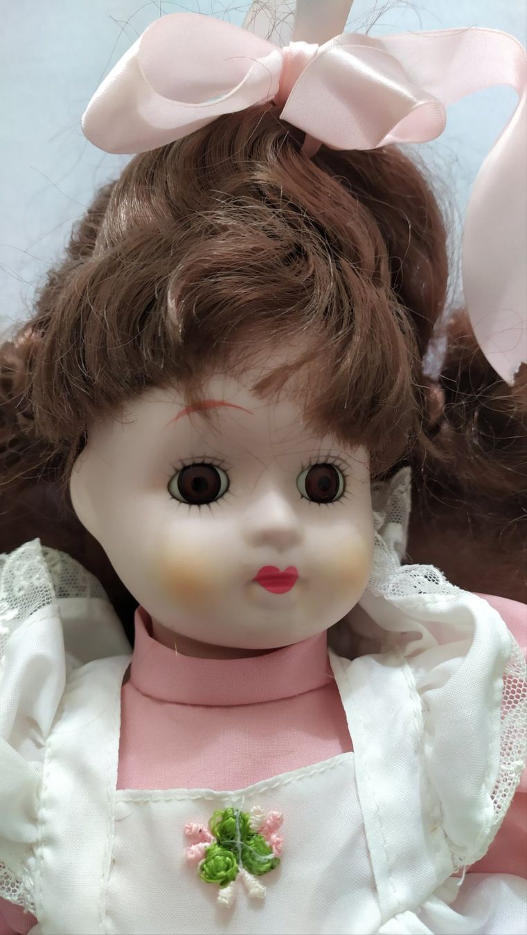Bambole: Poupée en porcelaine avec belle robe – Usato da Chezard St-Martin venduto da Clocovale 3