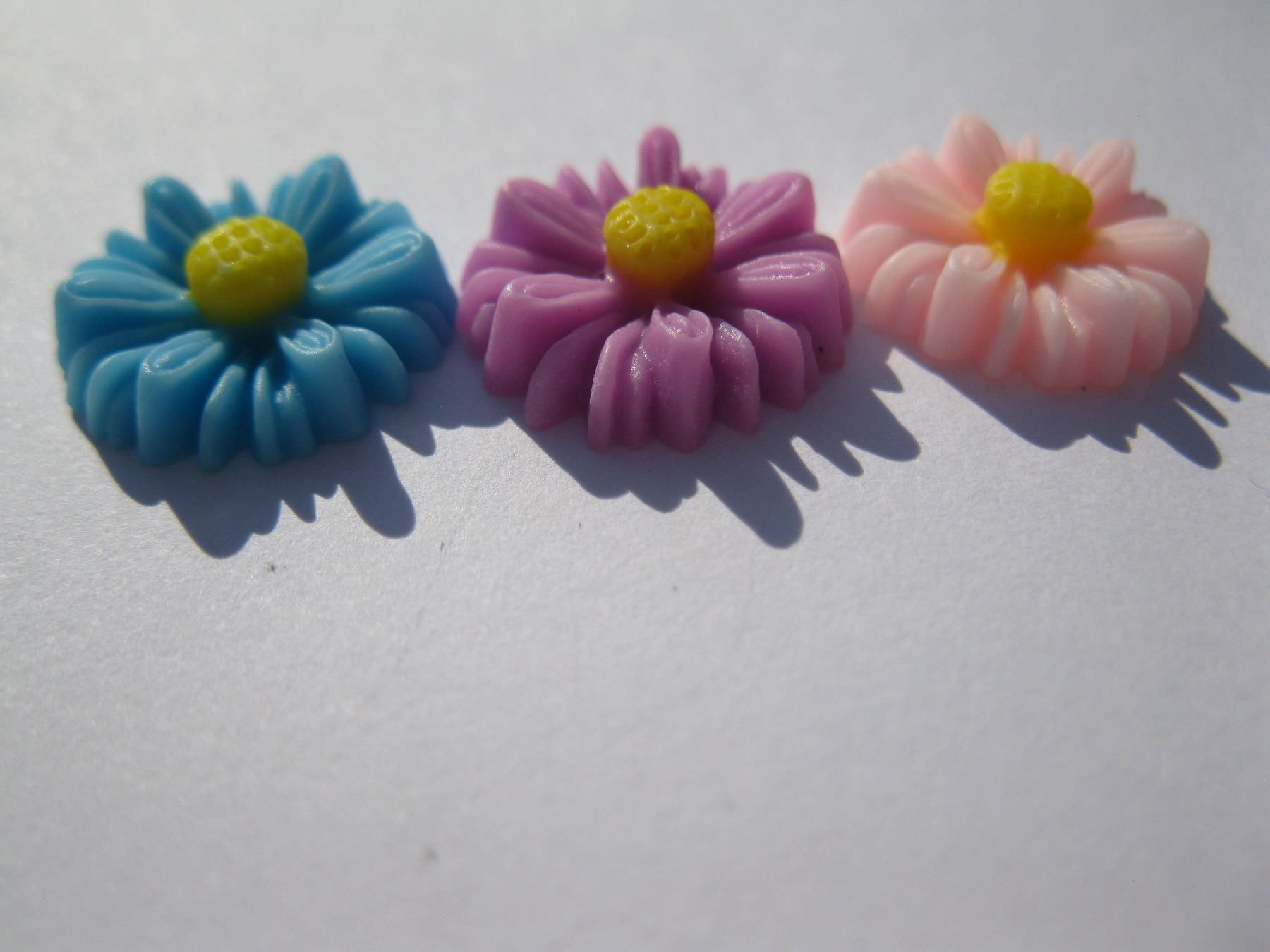 Alle Dekorationen: 10 Deko Blumen Relief, 13mm, Mix – Neu und originalverpackt aus St. Margarethen TG von LuanaKa