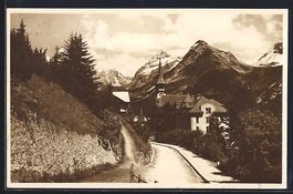 Arosa, Strassenpartie mit Blick auf die 