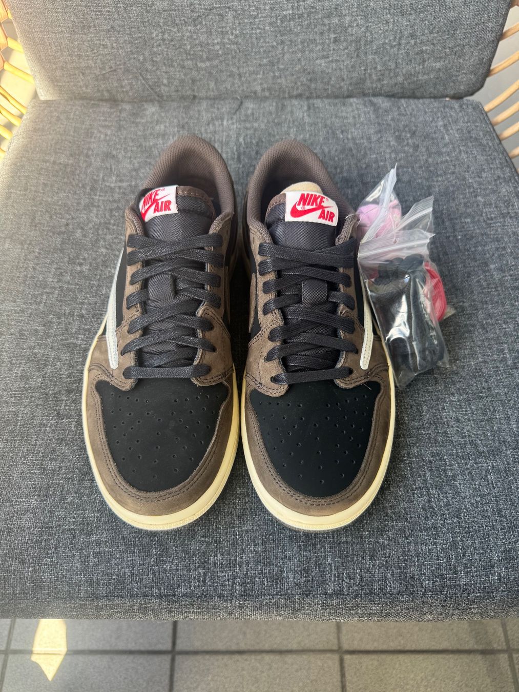 Jordan Herrenschuhe: Jordan 1 low Travis Scott Mocha T40/S7 – Neu und originalverpackt aus Corsier-sur-Vevey von mau_rl75