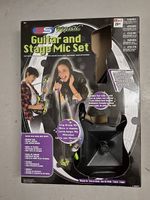 Neuwertige Spielzeug E-Gitarre und Mikrofon