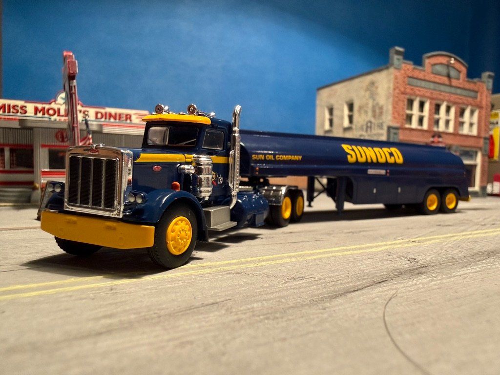 Peterbilt Modellini d'auto: Peterbilt Tankzug Sunoco Brekina H0 1/87 – Nuovo e nell'imballaggio originale da Würenlos venduto da SWISSOLDTIMERS