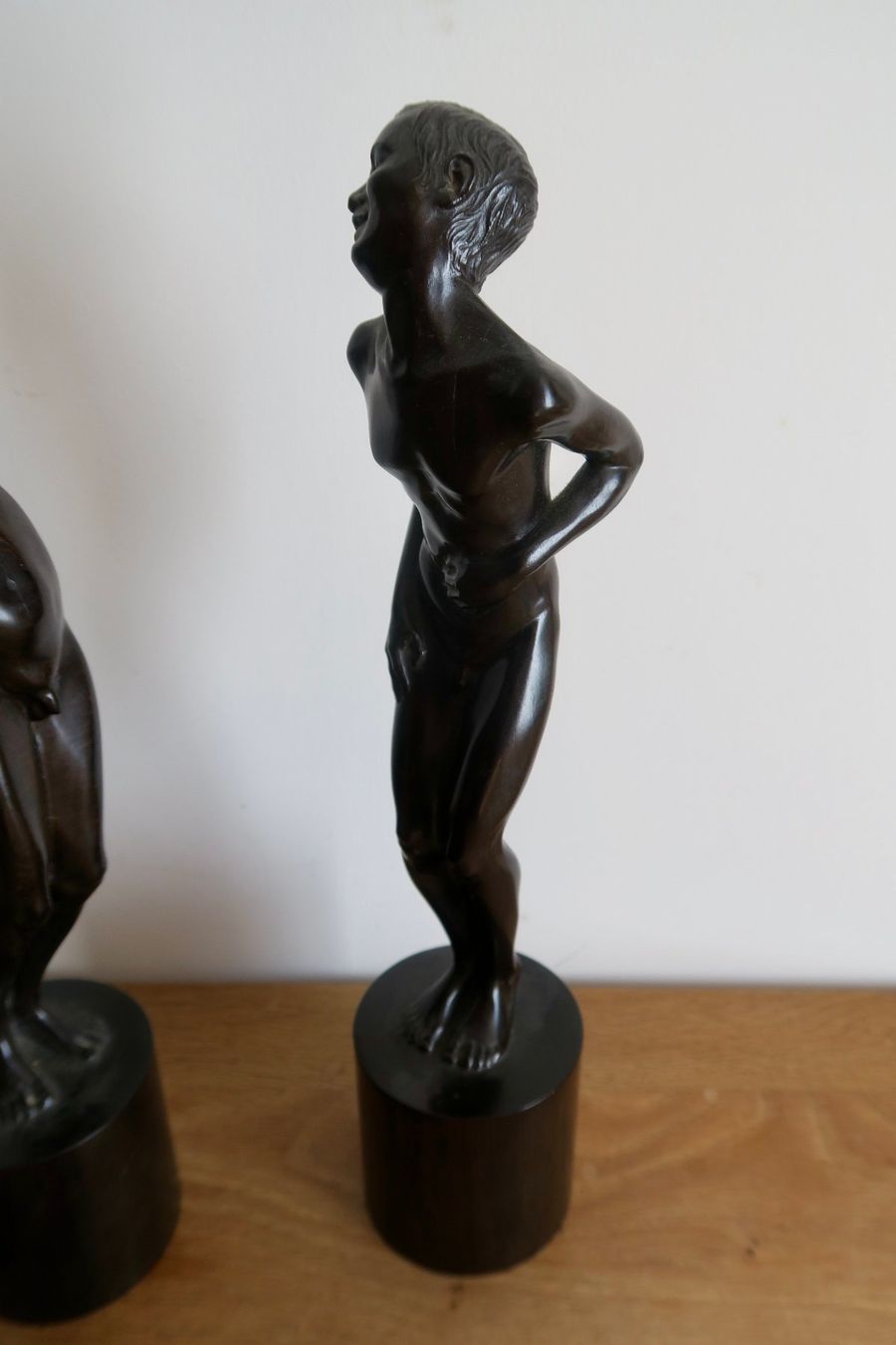 Skulpturen & Statuen: Art Deco monogrammierte Ebenholzfigur – Gebraucht aus Wädenswil von Turusukko 2