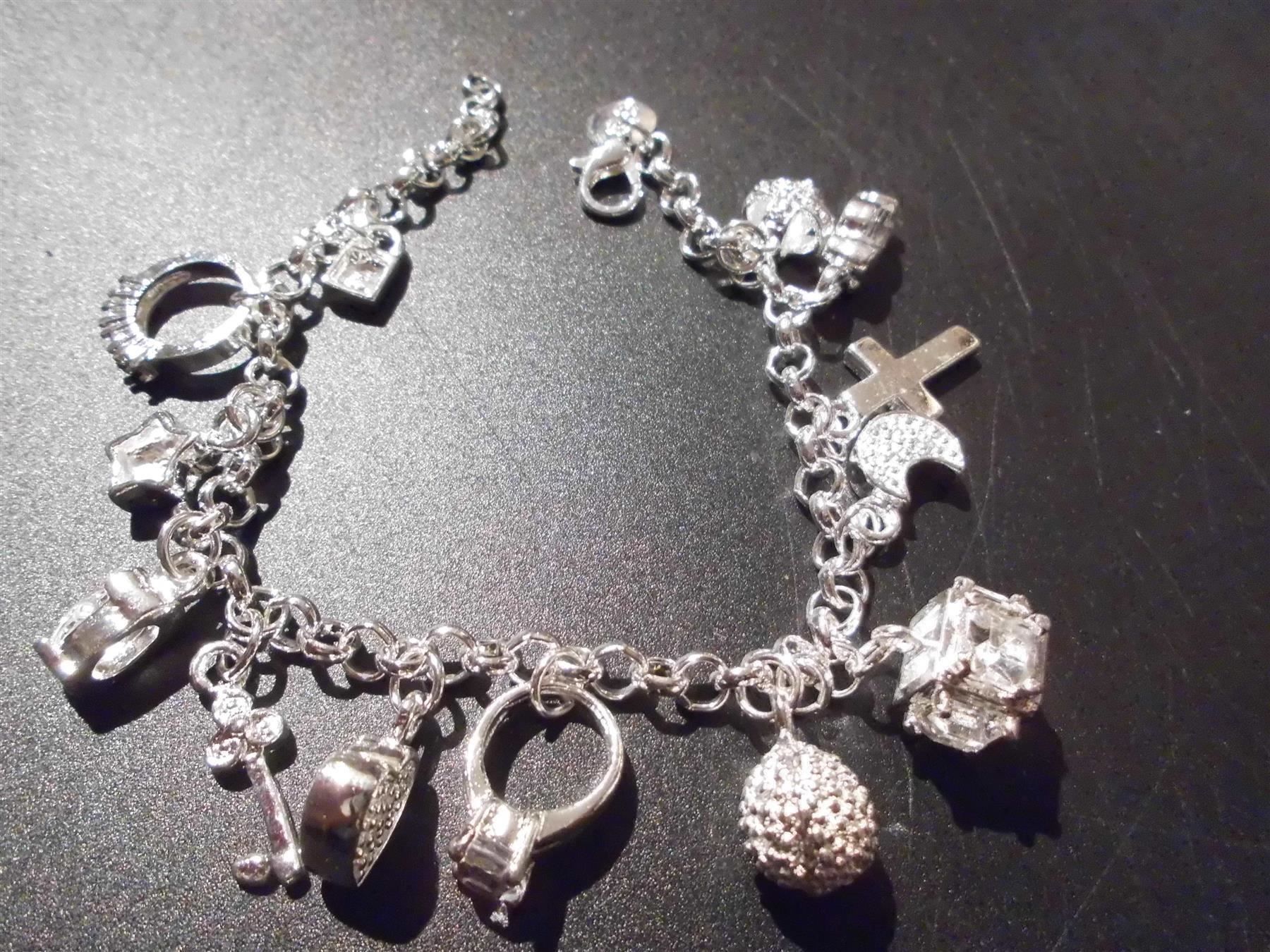 Bracciali & Braccialetti: Armband silberfarbig, verschiedene Anhänger – Nuovo e nell'imballaggio originale da Zürich venduto da abraxas1291 1