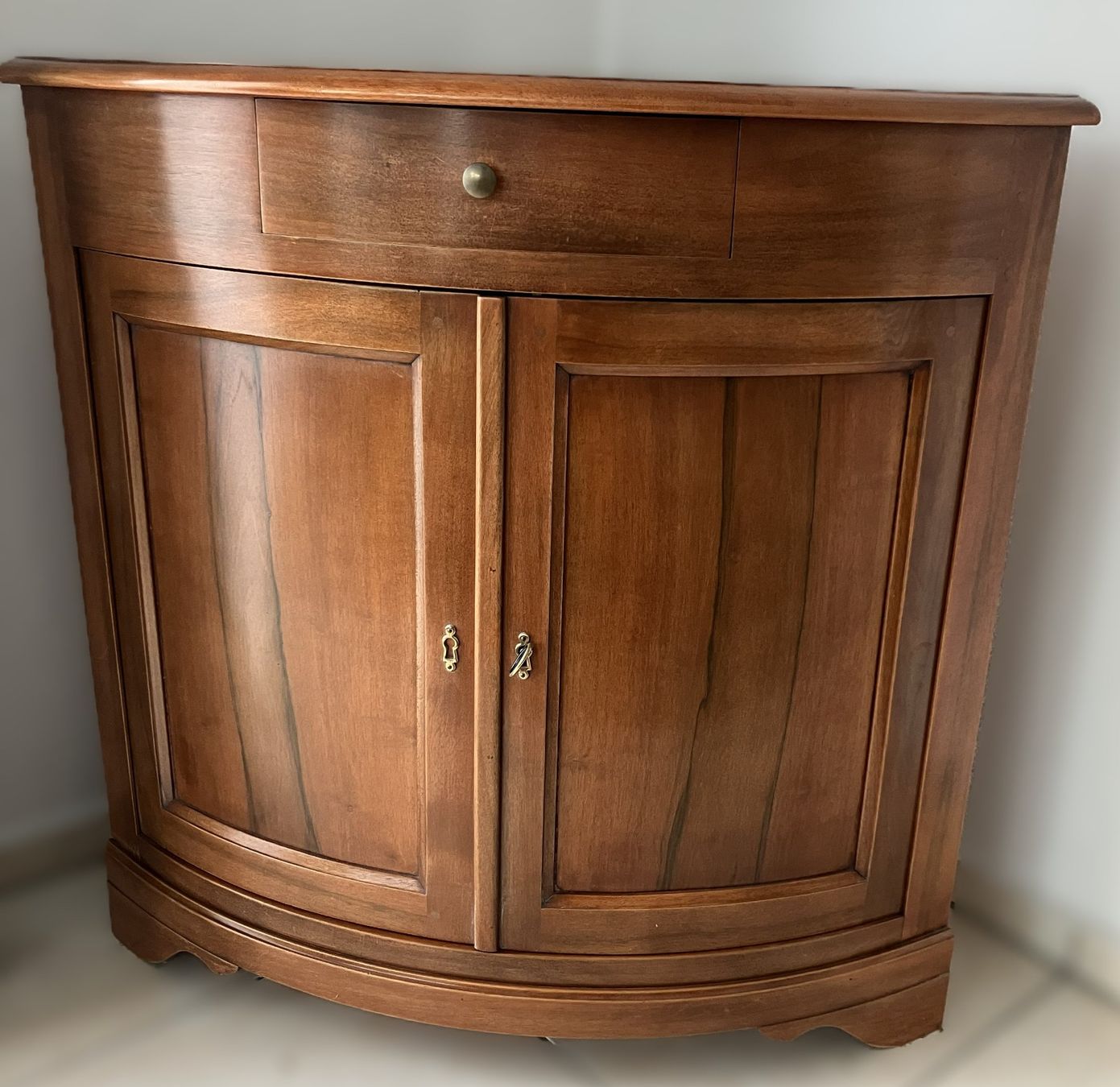 Cassettiere: Halbrunde Eckkommode / Eckschränkchen (Biedermeier-Stil) – Usato da Luzern venduto da FeU