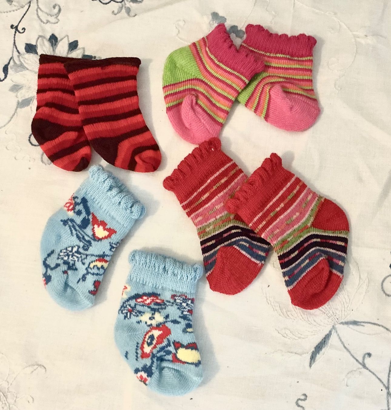 Poupées: 4 PAAR UNBESPIELTE PUPPENSÖCKLI – D'occasion à Zell LU par Silvermemory 1