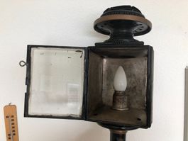 Kutscherlampe mit Wandhalterung und elektrischem Licht