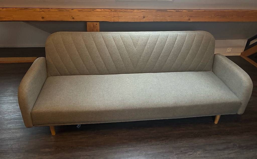 Sofas: Neuwertiges JYSK PARADIS Schlafsofa  Hellgrau / Eiche – D'occasion à Rüderswil par Juswg79