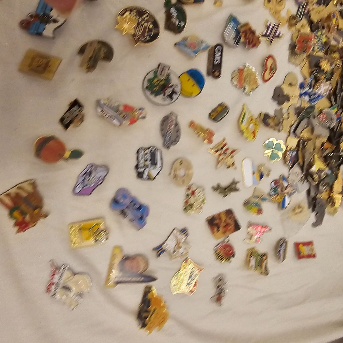 Placchette & Badge: Konvolut  pins  100 stück  unkontroliert – Usato da wolfhalden venduto da 46464646 4