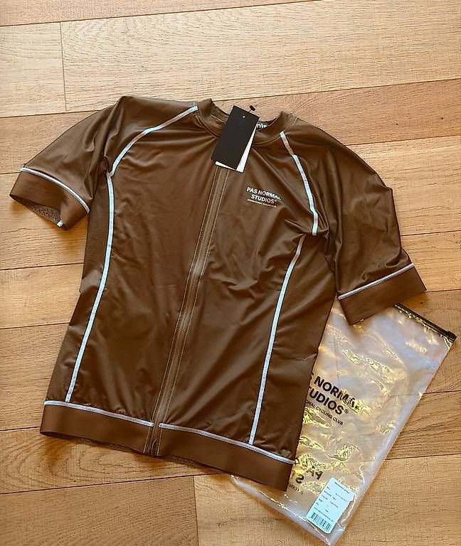 Pas Normal Studios Canottiere & Pantaloni: Pas Normal Studios Mechanism Jersey Brown Grösse L neu – Nuovo e nell'imballaggio originale da Zürich venduto da rmn_b9cw