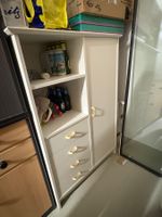 Weisser Schrank mit 1 Türe und 4 Schubladen
