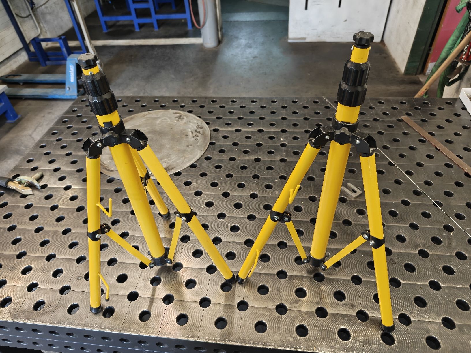 Supporti a parete: baustellen Scheinwerfer beine 2 stück – Usato da Attiswil venduto da JP1291