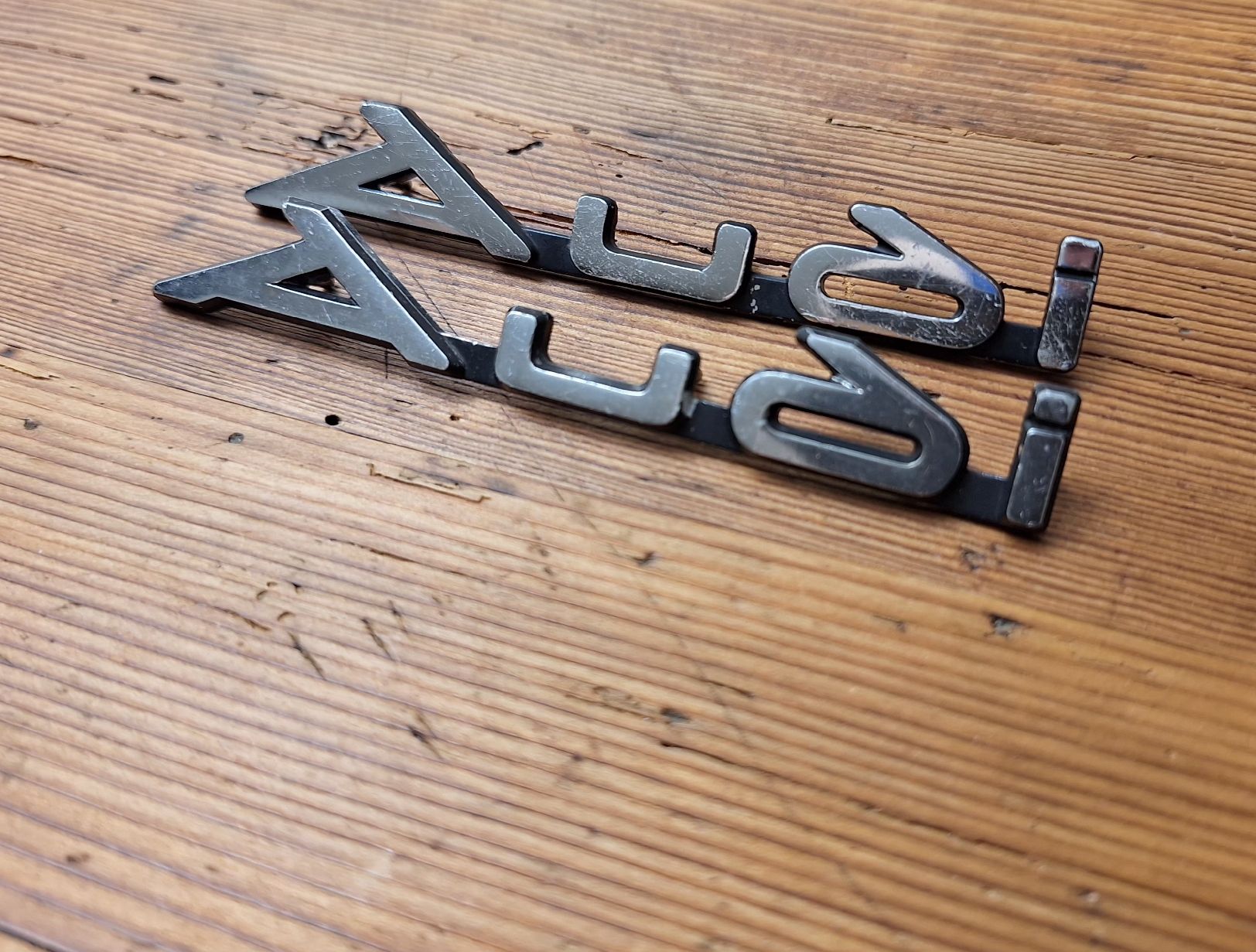 Audi Tutti pezzi di ricambio auto: Audi 100 C1 Embleme – Usato da Triesen venduto da BLACKSHEEP75