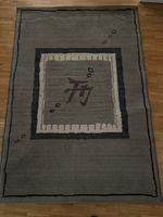 Tapis moderne gris avec motif abstrait, bon état
