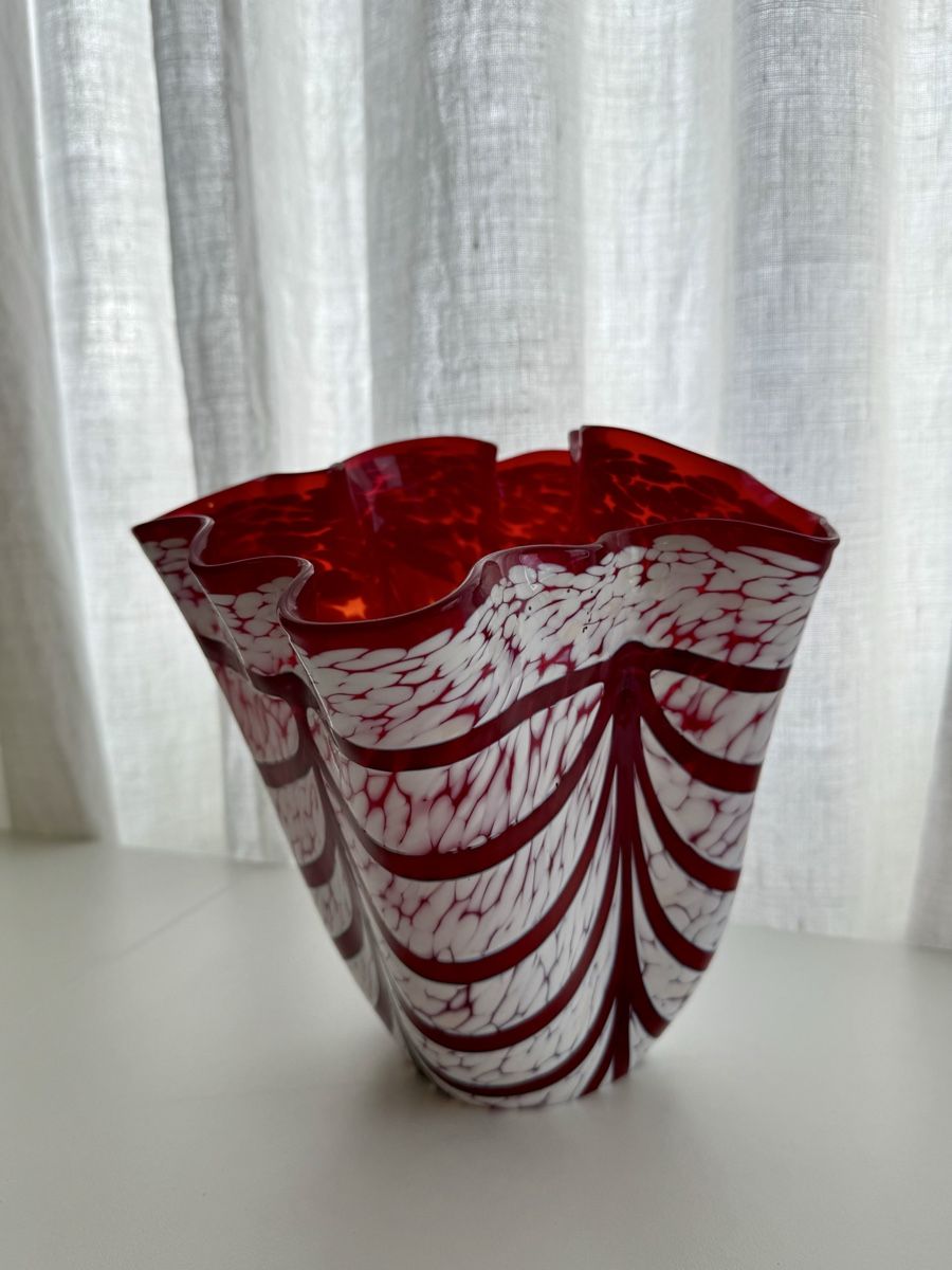 Vasen & Gefässe: Einzigartige rot-weisse Fazzoletti Vase – Neu (gemäss Beschreibung) aus Zürich von cle_7zph