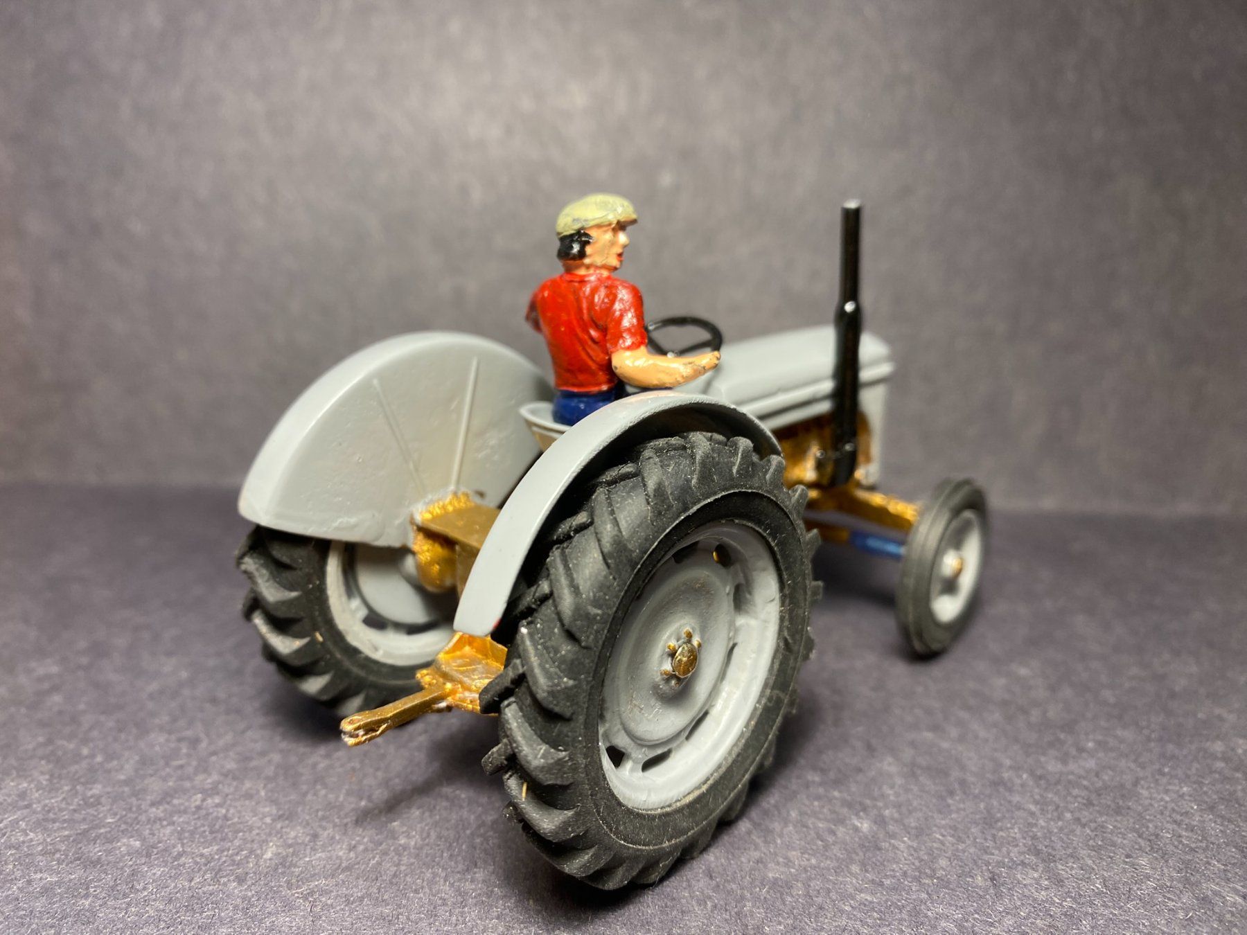 Massey Ferguson Modellini d'auto: Ferguson TE 20 Oldtimer Traktor mit Figur Handmade 1:32 – Usato da Spiez venduto da Mlandcruiser 4