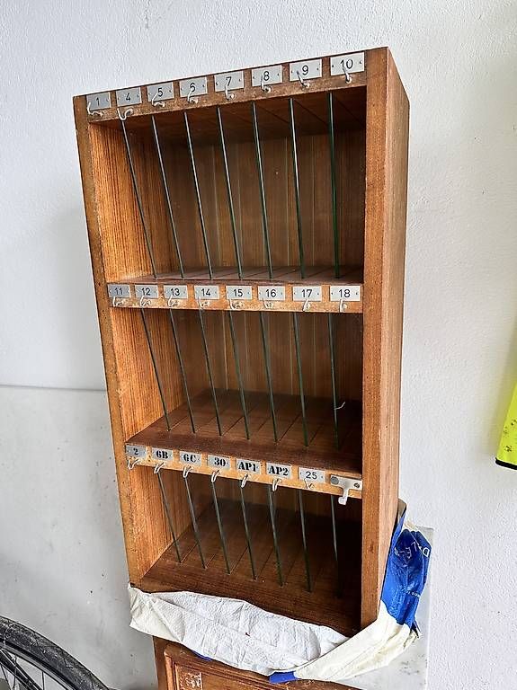 Scaffali: Meuble de tri vintage en bois avec compartiments numérotés! – Usato da Montreux venduto da Franlain 1