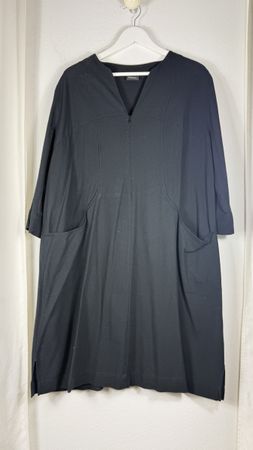 Ulla Popken, Schwarzes Kleid mit V-Ausschnitt und Taschen
