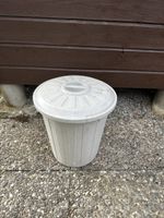 Grosse Kunststofftonne mit Deckel - ideal für Garten!