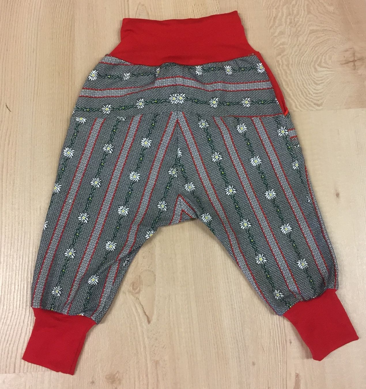 Pantaloni: Edelweiss Pumphose Gr. 86/92 - NEU – Usato da Delley venduto da Schwiizy 1