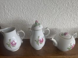 Cafetière, théière,pot à lait porcelaine de la manufacture F
