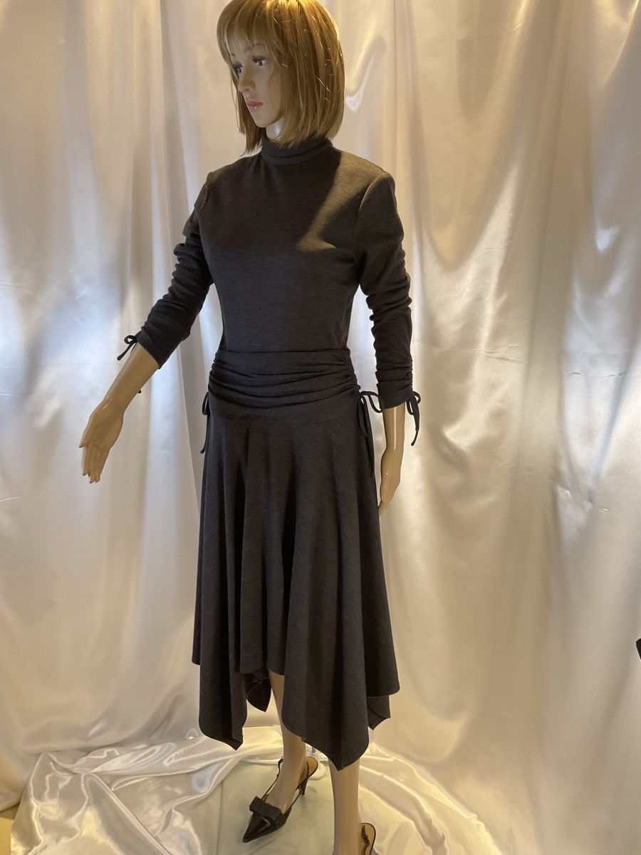 Escada Kleider: Rock Escada in grau – Gebraucht aus Mariastein von u_n_6s5w 2