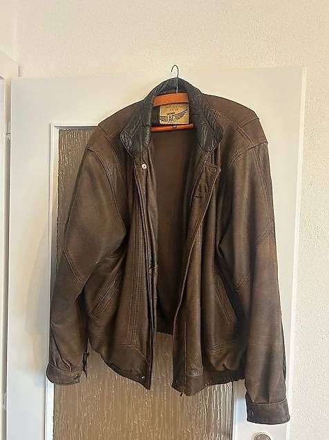 Giacche: Veste cuire pilote – Usato da Chézard-St-Martin venduto da Famille.Richard