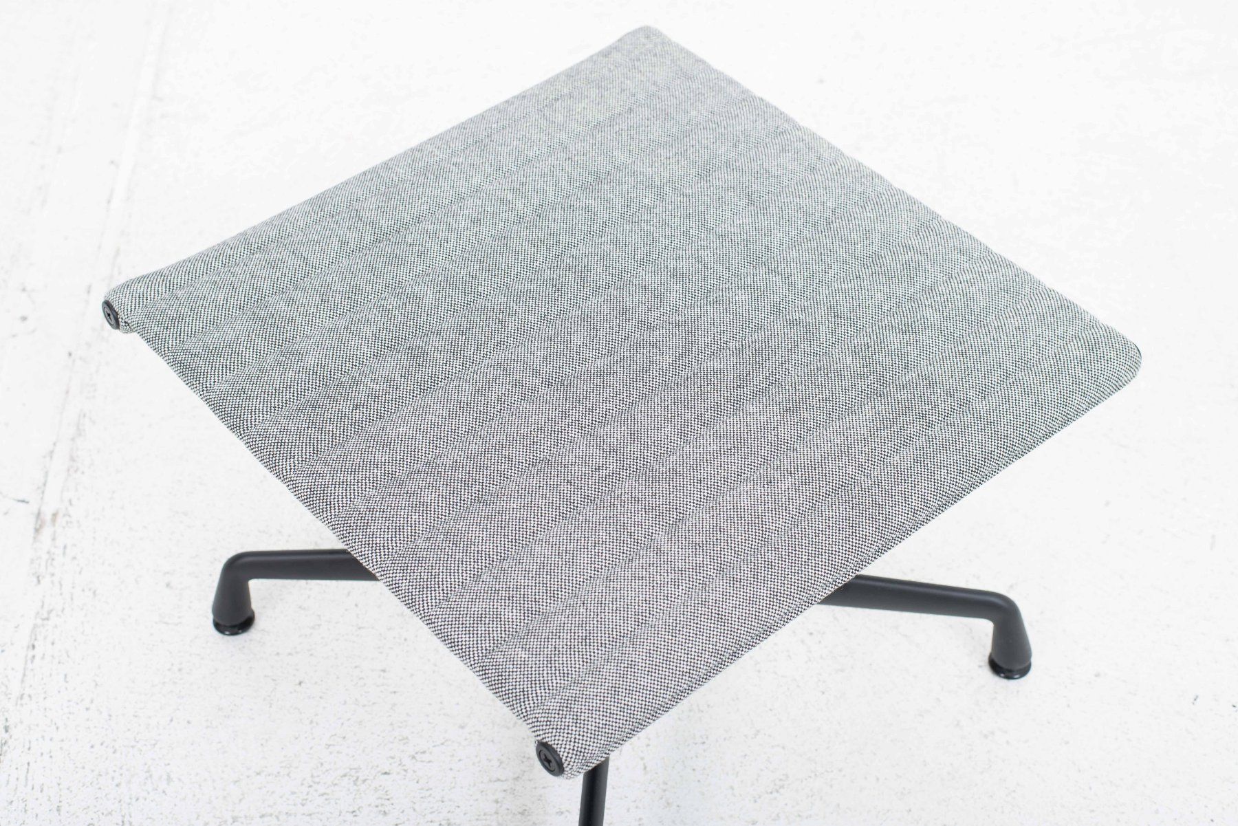 Vitra Sgabelli: Vitra EA 125 Ottoman / Hocker von Charles & Ray Eames - Grau – Usato da Zürich venduto da STUZH38 5