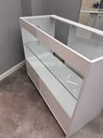 Weisses Sideboard mit Glasablage - Top Zustand!