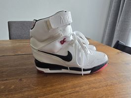 Nike Sneaker mit Keilabsatz