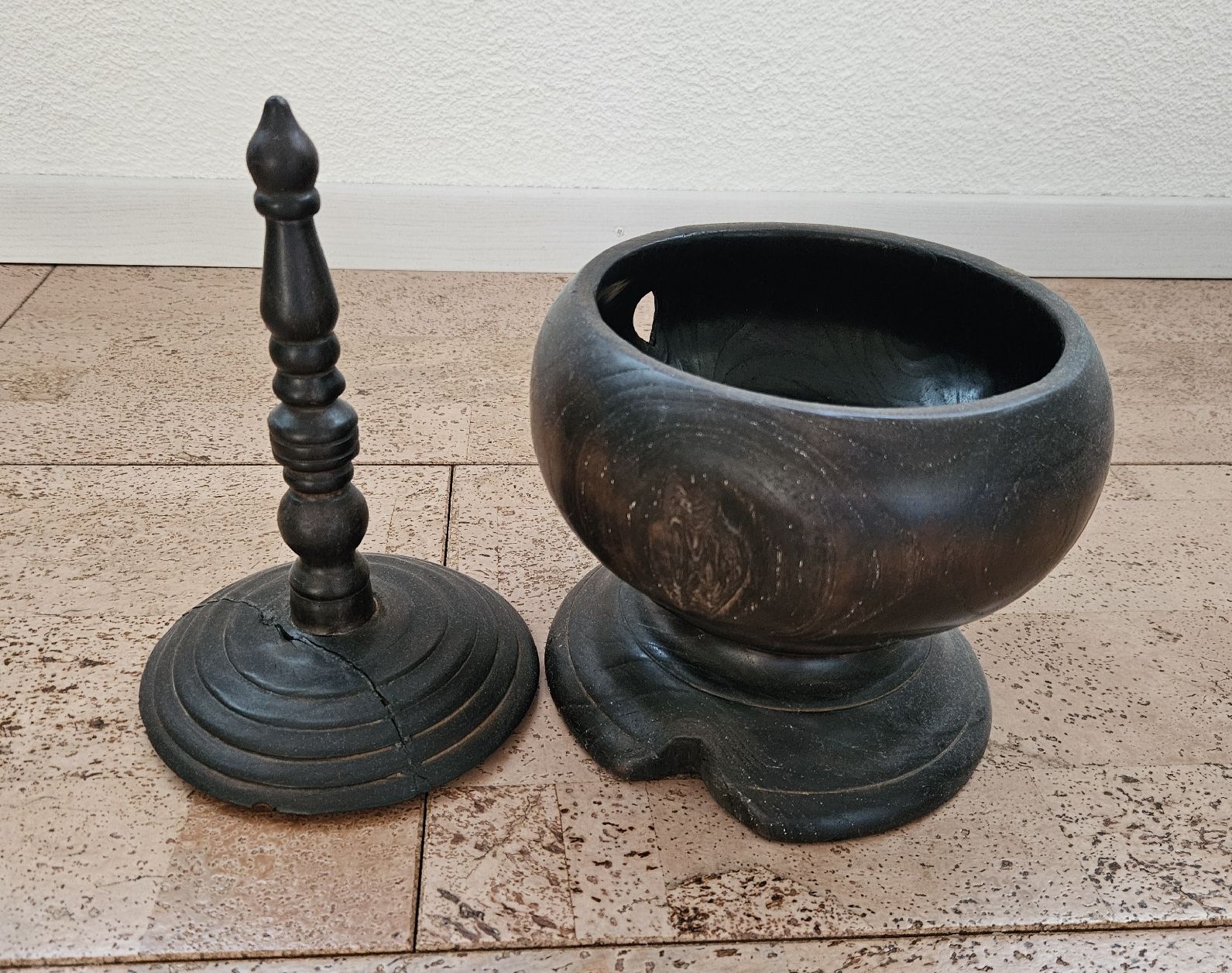 Articoli in legno: Holz Dose mit Deckel und Ständer dunkelbraun – Usato da Ottikon b.Kemptthal venduto da Jigsaw1 1