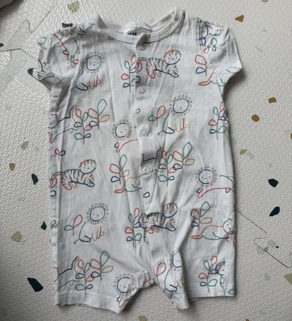 H&M Sommer Body, Grösse 62, 2-4M, mit Löwen & Tiger!