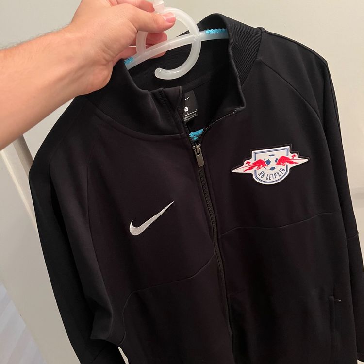RB Leipzig Fan Jacke Windbreaker - Mit Gedrucktem Logo, Verstellbarer Kapuze & Seitentaschen