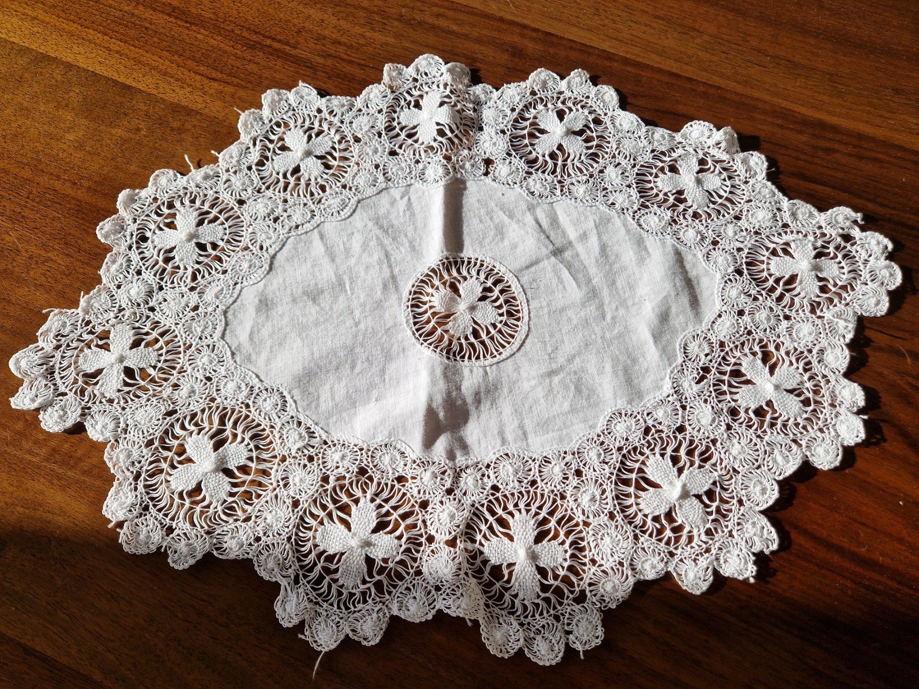 Altra biancheria da tavola: Set Deckeli mit Spitze – Usato da Bern venduto da Antikbatik 5