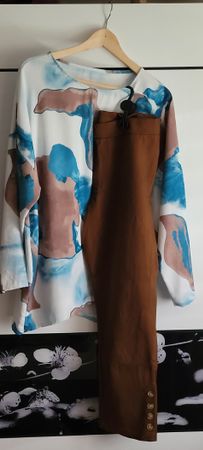 Frühlings-Set: Bluse mit Muster & braune Hose Gr. 44