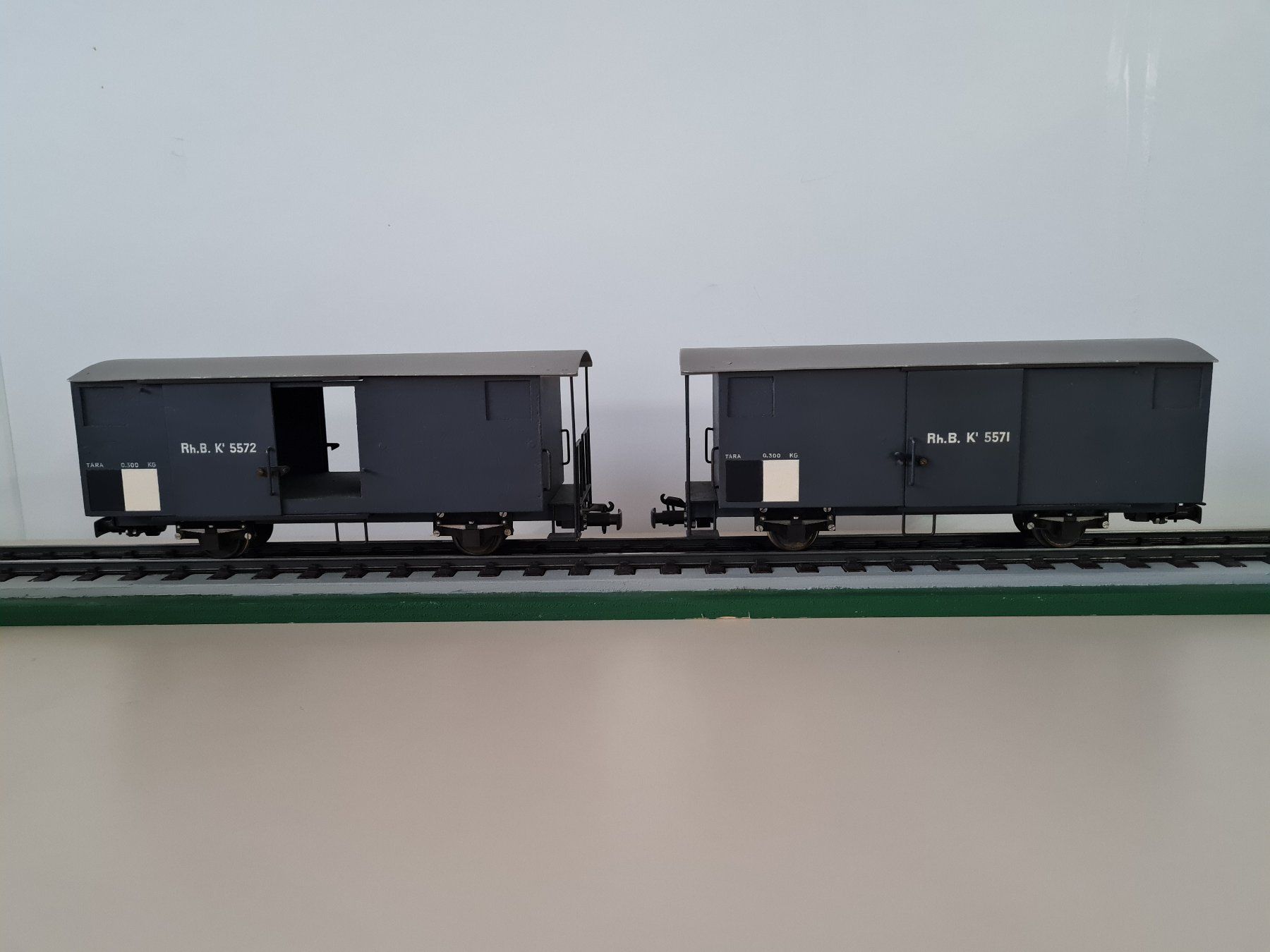 Fama Modellini di ferrovie: Spur Om ??? - 2 Güterwagen Rh.B. K' 5571 und 5572 - Eigenbau – Usato da Zollikofen venduto da Trina02
