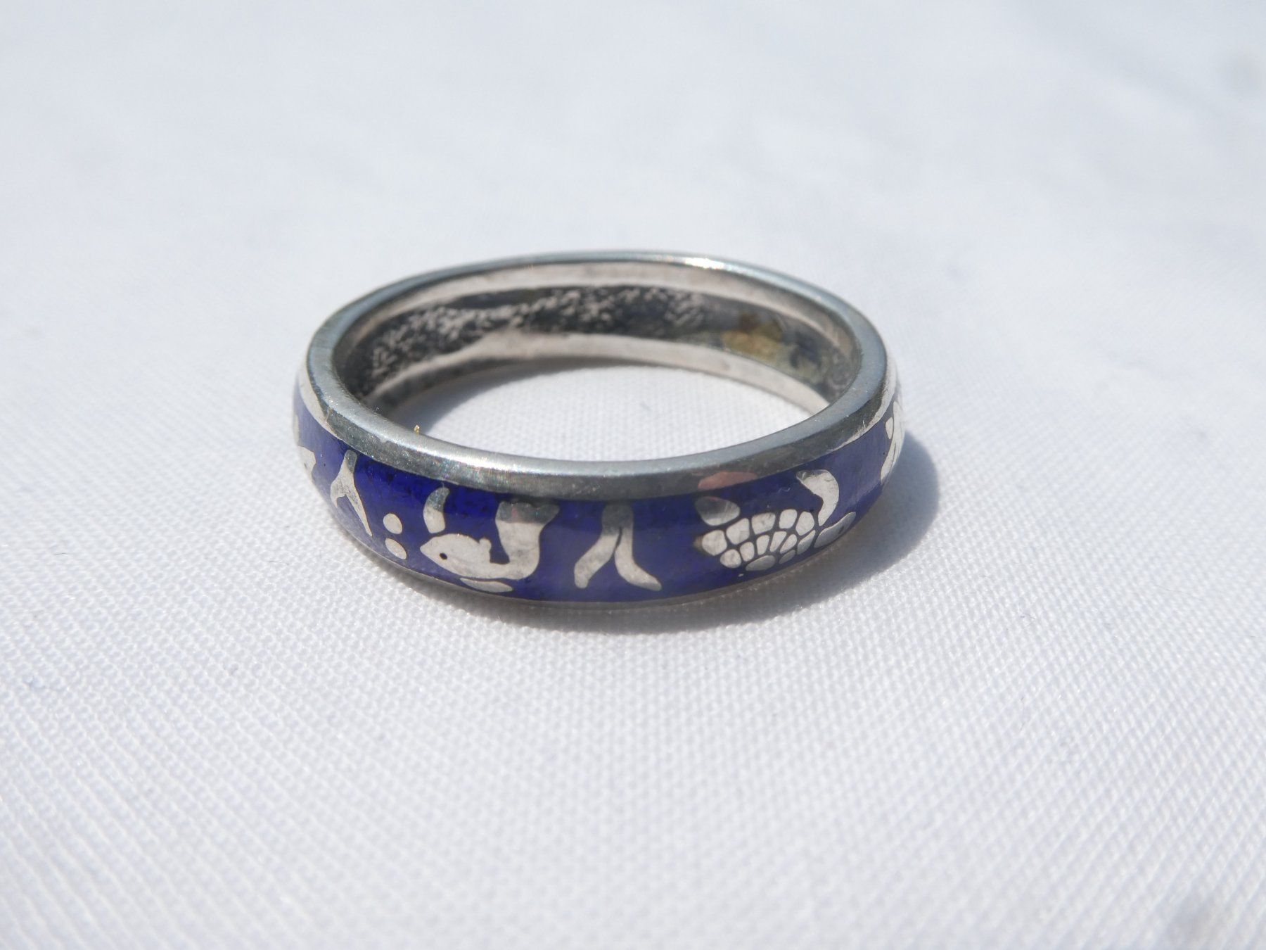 Anelli: Auffälliger Ring mit blauer Einlage & Symbolen, Gr. 66 (21mm – Usato da Gattikon venduto da kaandooh