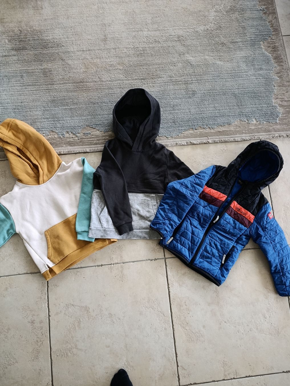 Lotti di vestiti: LOT 2 PULLS + VESTE DOUDOUNE 6-7ANS – Usato da Sierre venduto da shirley04