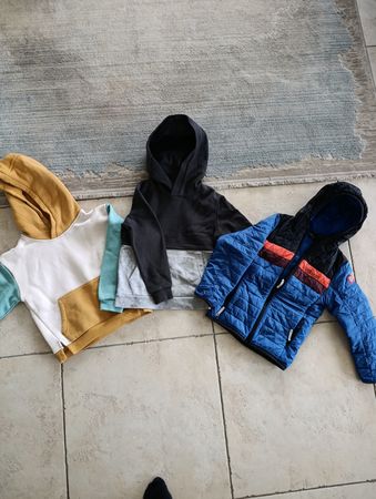 LOT 2 PULLS + VESTE DOUDOUNE 6-7ANS