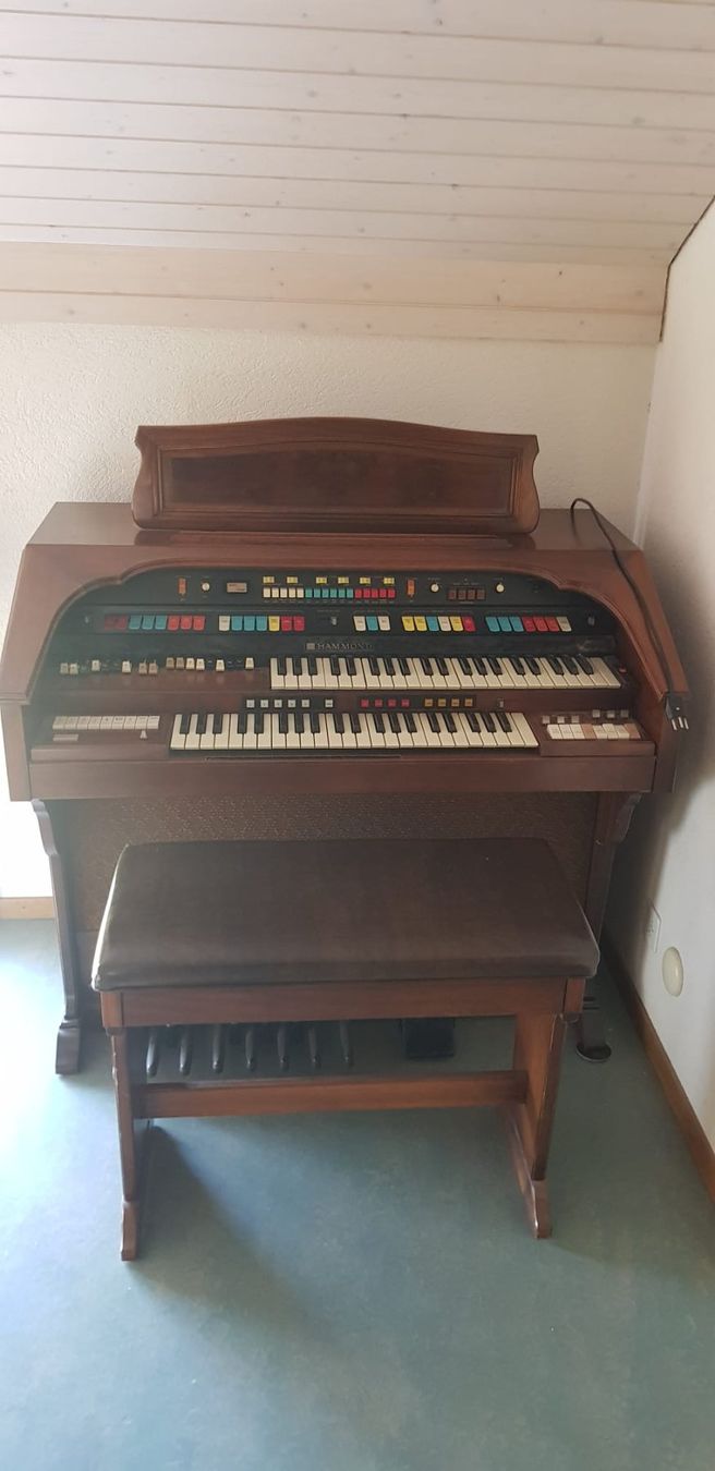 Strumenti musicali: Orginal Hammond Orgel – Difettoso da Meiringen venduto da Vwja75